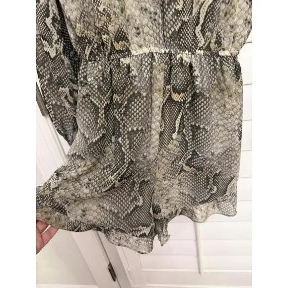 Show Me Your Mumu gray snakeskin print romper size Small - Picture 8 of 8